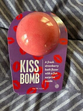 Kiss Bomb Strawberry Bath Fizzer - Pink